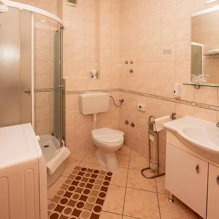 Guest house And With Parking Space - 22531 Trogir