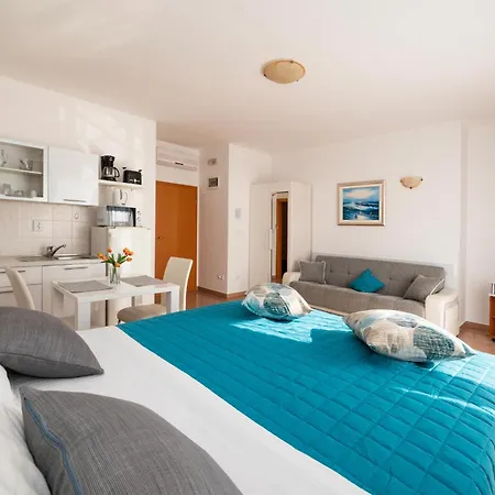 Guest house And With Parking Space - 22531 Trogir