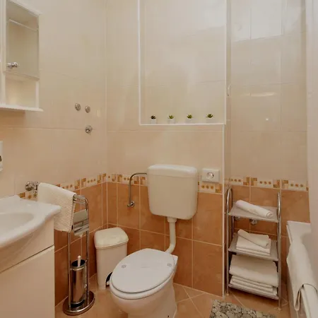 Guest house And With Parking Space - 22531 Trogir